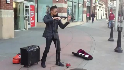 Уличен музикант свири на електрическа цигулка! Страхотно изпълнение!