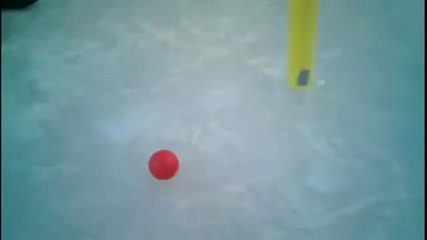 Мини робот играе хокей на лед