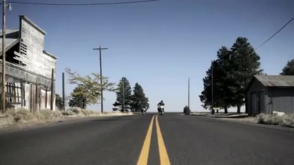 Полицейска дрифт кола гони мотористи