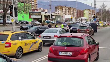 Катастрофа на оживено кръстовище в Сливен, има пострадали