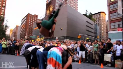 Акробат на улица в Ню Йорк прави шоу Vbox7