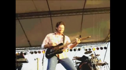 Blake Shelton - She Don't Love Me [превод на български]