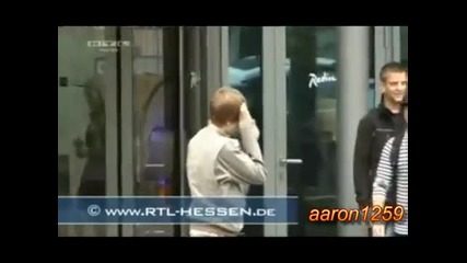 Justin Bieber се удря в стъклена врата