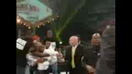 Публиката Напада Big Show  И Спасява Rey Mysterio