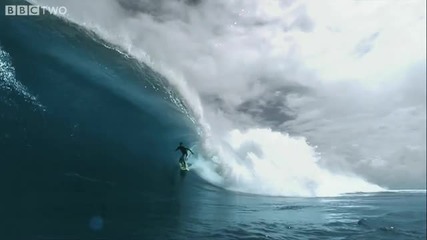 Много голяма вълна и луд сърфист (slow motion)