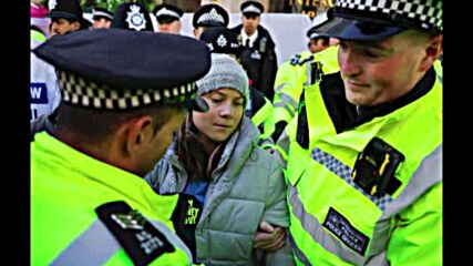 Задържаха Грета Тунберг на протест в Лондон