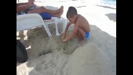 Дупки в пясъка.