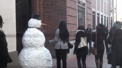 Снежен човек плаши хората по пътищатата!