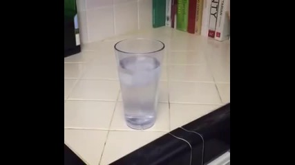 Как чаша с вода остава суха?