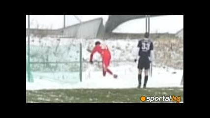 Бранеков вкара гол и се контузи 