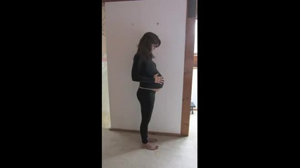 жена се снима девете месеца бременност
