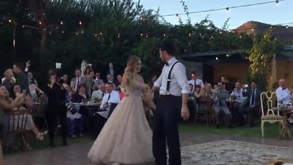 Младоженци на сватбеното си тържество взривиха гостите с танца си !