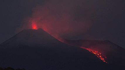 Вулканът Етна изригна в пламъци и лава