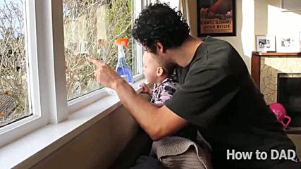 Баща учи сина си, на година да почиства дома