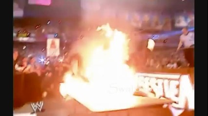 Wwe Edge прави копие на Mick Foley върху горяща маса