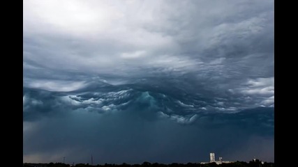 Зловещо изглеждащи облаци приличащи на гигантски морски вълни !
