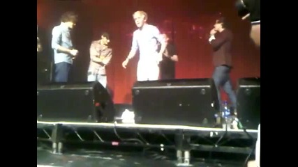 One Direction - Otpraznuvat Nomer 1 What Makes you