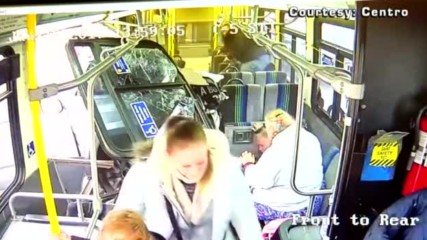 ШОКИРАЩИ КАДРИ: Пикап се вряза в автобус с пътници
