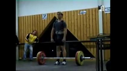Щангист затиснат от щанга