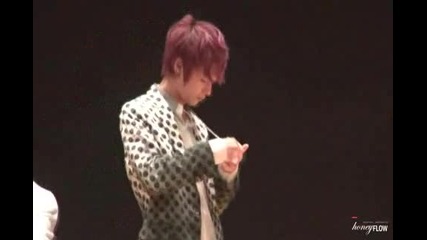 Fancam 120630 L.joe trying to open a Hello Kitty necklace( ) Incheon soundwave fansigning