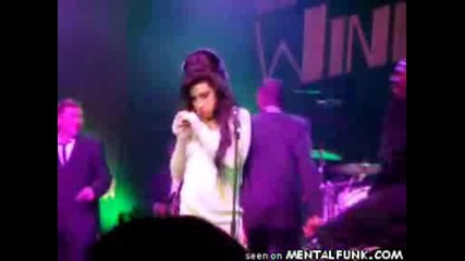 Amy Winehouse Смърка Кока На Сцената