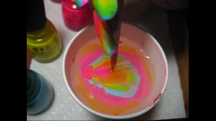 Как да си направим красив цветен маникюр !!