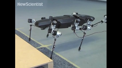 Гигантски робот-насекомо прави първите си стъпки