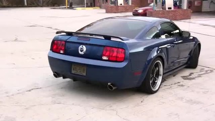 Прекрасен звук от 2007 Ford Mustang Gt ( Hd ) 