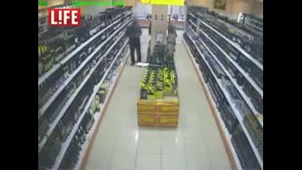 Луд руснак убива всички в супермаркет!! (трябва да се види) 