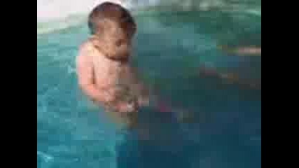 Митко в басейна 