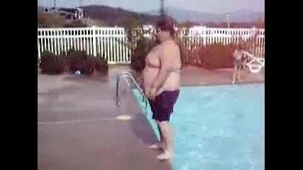 Дебел мъж прави Задно салто във водата - Смях !!!
