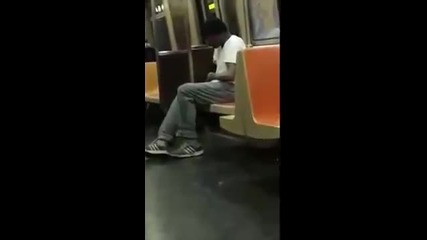 Хуманен жест в метрото: Човек дава собствените си дрехи на бездомник