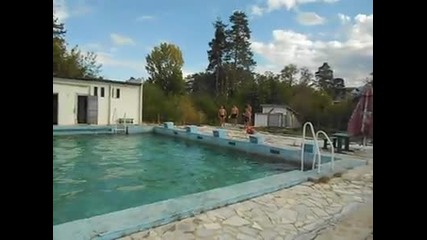 Скокове в басейна