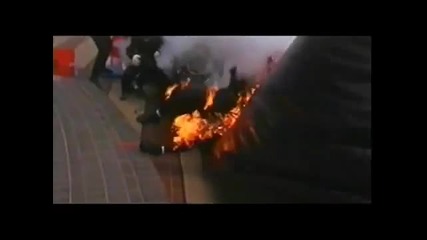 Подпален Каскадьор Скача от Сграда !