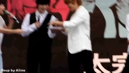[110521] Donghae trying to feed Eunhyuk mouth to mouth - Eunhae moment