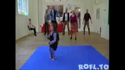 [смях] Малко момиче танцува
