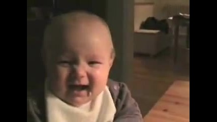 Ето така се смее бебе на забавен каданс! 