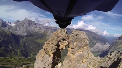 Прелитане с Wingsuit между тясна цепнатина на скала