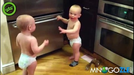 Близначета си говорят на бебешки