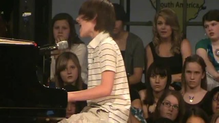13 - годишно момче пее песен на Lady Gaga 