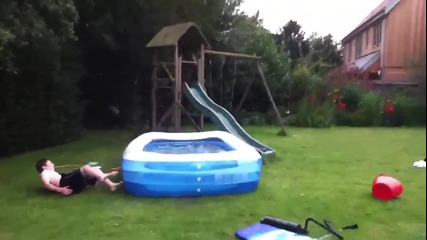Дете се опитва да прескочи детски басейн.