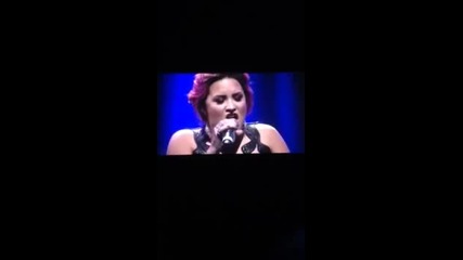 Невероятно изпълнение!!! на Demi Lovato-warrior (live at Humanity Gala)