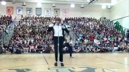 Бяло момче имитира Michael Jackson