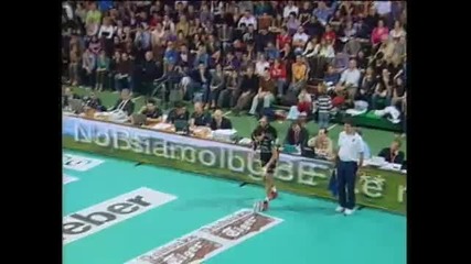 Волейболист реализира точка с крак