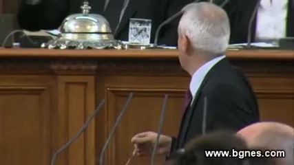 Депутат залива колега с вода в парламента