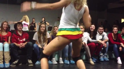 Мацки в яка данс битка Twerk коя е номер 1