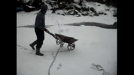 Да се спукаш от смях!човек се разхожда върху лед с количка 