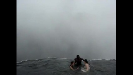 да се къпеш на ръба на ниагарските водопади Australian crazy friends