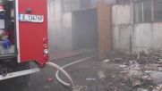 Пожар пламна в хале на завод в Ботевград