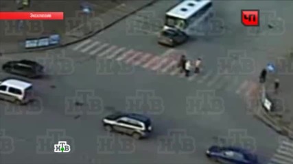 Кола размазва жена на пешеходна пътека